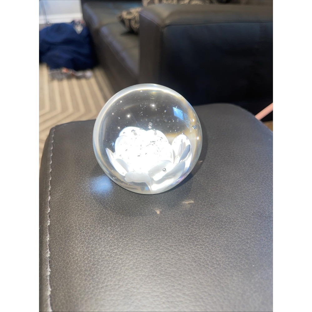 Vintage Art‎ Glass Paperweight White Flower,